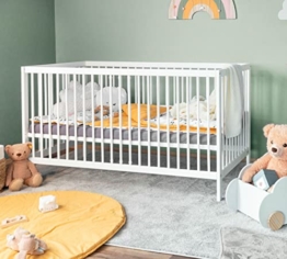 Alcube Mitwachsendes Babybett 70x140 cm Toni aus hochwertiger Buche, mit Schlupfsprossen und Matratze ohne Schublade in weiß - 1